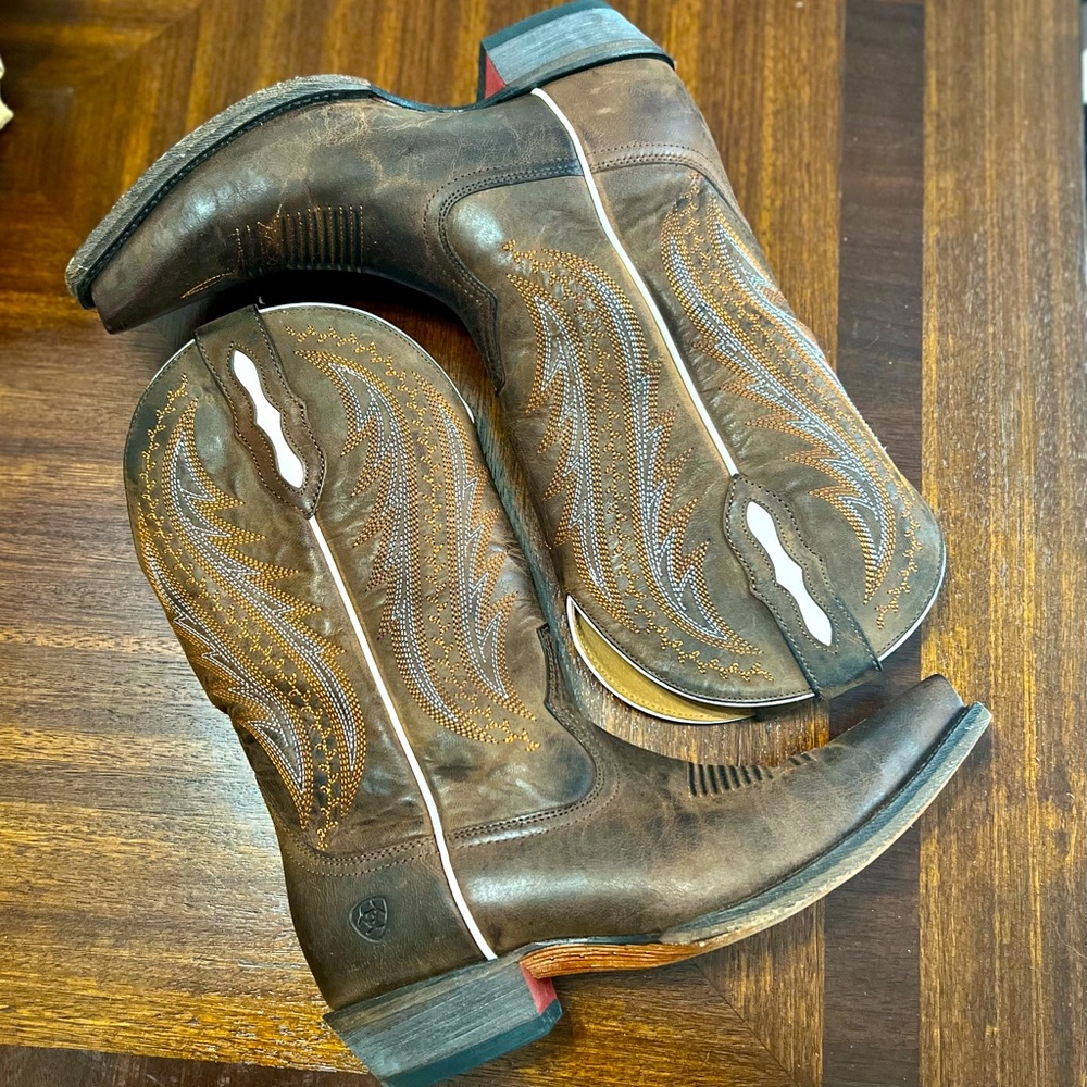 Ariat Tailgate boots in tan and white